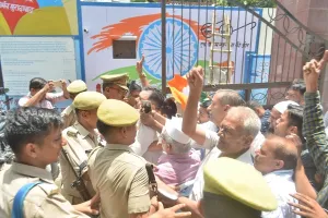 मुरादाबाद : कलेक्ट्रेट में पुलिस व कांग्रेसियों के बीच धक्का मुक्की से मची अफरातफरी