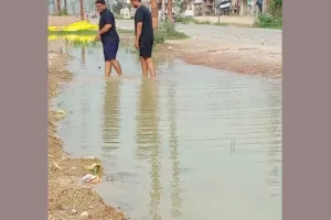 अयोध्या: कुमारगंज बाजार में संकट बना जलभराव, लोगों को परेशानियों का करना पड़ रहा सामना