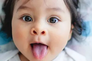 नवजात बच्चों की जीभ की सफाई करने के लिए अपनाएं यह ट्रिक, बरतें यह सावधानियां