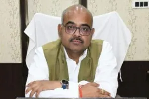 देवरिया: डीएम के औचक निरीक्षण में विभागों में अनुपस्थित मिले 23 कर्मचारी, वेतन काटने के दिए निर्देश