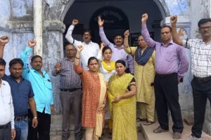 अयोध्या: निंदा प्रस्ताव पारित कर DSO दफ्तर पर प्रदर्शन, कार्रवाई की मांग