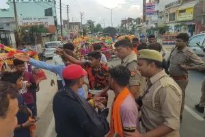 संभल : थूकने और पत्थर फेंकने पर भड़के कांवड़िए, लगाया जाम