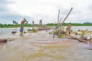 मुरादाबाद : रामगंगा का बढ़ा जलस्तर, बाढ़ में बहा लकड़ी का पुल