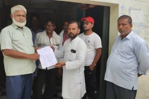 बहराइच: गर्मी में भी नगर के मोहल्लों में बाधित है पेयजल सप्लाई, नगर पंचायत को सौंपा ज्ञापन