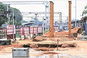 मुरादाबाद : फुटओवर ब्रिज के लिए अभी करना होगा डेढ़ माह इंतजार, 900 मीटर से अधिक पैदल चलने को यात्री मजबूर