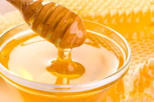 बरसात में करें शहद का सेवन, इम्यूनिटी पावर बूस्ट करने के साथ शरीर में होंगे यह फायदे