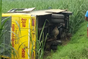 अयोध्या: बिना फिटनेस चल रही स्कूल की बस पलटी, 7 बच्चे घायल