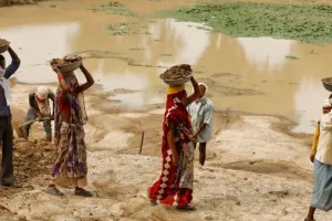 अयोध्या: प्रधान ने रिश्तेदारों को मनरेगा मजदूर दिखा राजस्व को लगाया चूना, जांच के लिए पहुंची टीम