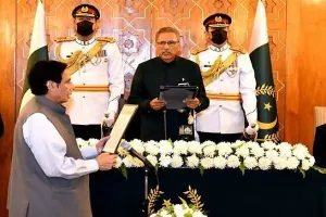 Pakistan : परवेज इलाही बने पंजाब के नए मुख्यमंत्री, राज्यपाल ने कर दिया इंकार तो राष्ट्रपति अल्वी ने दिलाई शपथ
