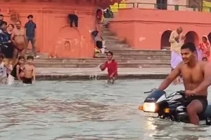 अयोध्या: राम की पैड़ी में बाइक से स्टंट करने वाले पर 8 हजार का जुर्माना, SSP प्रशांत वर्मा बोले- लापरवाह पुलिसकर्मियों पर होगा एक्शन