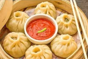 आगरा: मोमोज मांगने पर विक्रेता ने तेल फेंक कर और कलछी से मारकर किया युवकों पर हमला