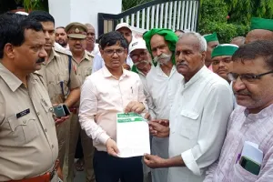 मुरादाबाद : विभिन्न मांगों को लेकर मंडलायुक्त कार्यालय पर गरजे किसान, राष्ट्रपति के नाम सौंपा ज्ञापन