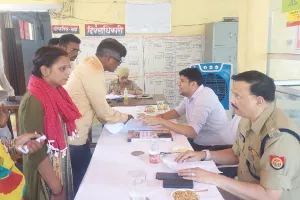हरदोई: डीएम और एसपी के पहुंचते ही थाना समाधान दिवस पर उमडे़ फरियादी, 75 लोगों की सुनी शिकायतें