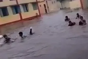 आगरा: एक ही बारिश से सरकारी स्कूल बना स्विमिंग पूल, ग्रामीणों ने कहा- विकास कार्यों की खुली पोल
