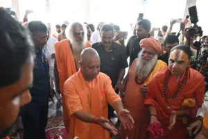 अयोध्या: रामलला का दर्शन कर सीएम ने परमहंस को दी श्रद्धांजलि