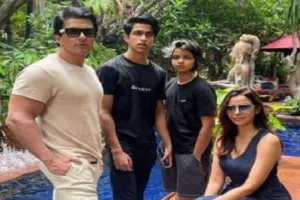 बैंकॉक में वेकेशन पर फैमिली संग पहुंचे सोनू सूद, देखें फोटो