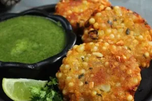 बारिश के मौसम में घर पर बनाएं स्वादिष्ट साबूदाना वड़ा, चाय या चटनी के साथ गरमागरम वड़े का ले मजा
