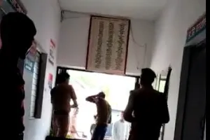बरेली: भमोरा थाने में पुलिसकर्मी ने शख्स को पीटा, पुलिस बोली- फरियादी नहीं, अभियुक्त है, देखें Video