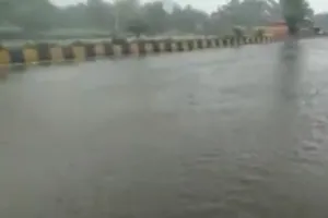 देश के कई राज्यों में भारी बारिश, मुंबई में जगह-जगह पानी भरा, बस-ट्रेनें प्रभावित