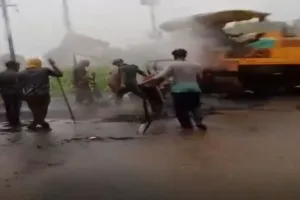 Viral Video: पंजाब में अधिकारी सड़क बनवा रहे थे, सरकार ने कर दिया निलंबित