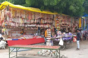 लखनऊ: भूतनाथ मार्केट की सड़कों पर दोबारा अतिक्रमण, नगर आयुक्त से मिले व्यापारी नेता