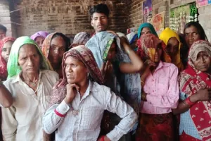 अमरोहा : फंदे से लटका मिला विवाहिता का शव, मायके वालों ने ससुरालियों पर लगाया हत्या का आरोप