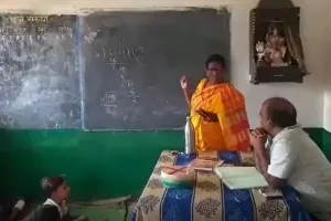 Video: DM के सामने ‘441/4 =?’ को हल नहीं कर पाईं हेडमास्टर, लग गई क्लास