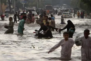 पाकिस्तान में भीषण बाढ़, अब तक 980 लोग की जा चुकी है जानें