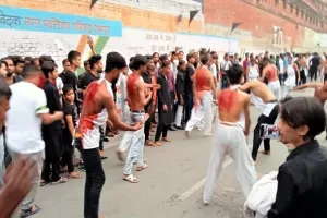 रामपुर : शहर में निकला अलम का जुलूस, अजादारों ने किया आग पर मातम