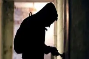 अयोध्या : किराना दुकान से चोर ने गायब किये 50 हजार रुपये, सीसीटीवी में कैद हुई घटना