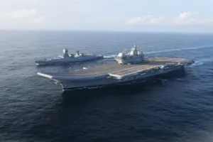 ब्रिटेन के सबसे बड़ा विमानवाहक पोत हुआ खराब, जा रहा था अमेरिका