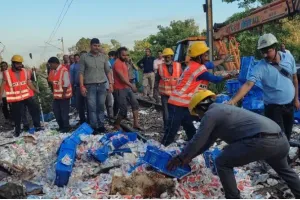 रामपुर: कोसी पुल की रेलिंग तोड़कर दूध से भरी डीसीएम रेलवे ट्रैक पर गिरी, दो घायल