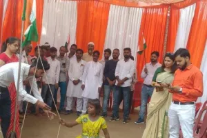 बरेली: समस्त समाज के लिए एक नया संदेश, दिव्यांग से कराया गया ध्वजारोहण