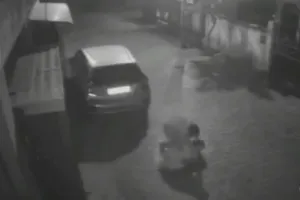 ए..जी.. ‘सब्जी ले आना’… सुनते ही भड़का पति, पत्नी को आधी रात सड़क पर मारा