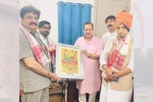 बदायूं : RSS के वरिष्ठ प्रचारक से मिले पूर्व मंत्री आबिद रजा, काबा शरीफ का तुगरा किया भेंट