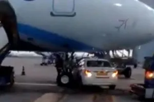 Video: दिल्ली एयरपोर्ट पर बड़ी लापरवाही, IndiGo प्लेन के पहिए के आगे आ गई कार