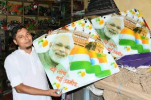 बरेली: तिरंगे के रंग में रंगा पतंग का बाजार, मोदी की फोटो वाली पतंग की बढ़ी डिमांड