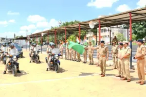 बरेली: आजादी के अमृत महोत्सव के आखिरी दिन हाथों में तिरंगा लेकर निकली पुलिस