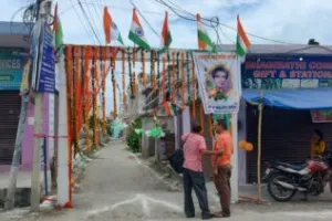 हल्द्वानी: 19 कुमाऊं के जाबांज चंद्रशेखर हर्बोला के पार्थिव शरीर का इंतजार, तिरंगे से सजाया कॉलोनी का द्वार