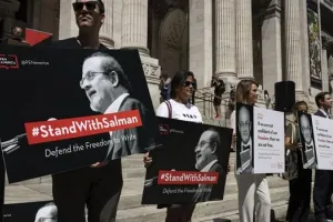 लेखक और मित्र रुश्दी के समर्थन में जुटे, एकजुटता कार्यक्रम में उनकी रचनाएं पढ़ीं