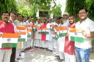 बरेली: कांग्रेस महानगर कमेटी ने दामोदर पार्क में किया ध्वजारोहण