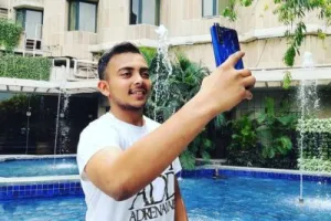 नैनीताल: आजादी का जश्न मनाने कुमाऊं की वादियों में पहुंचे क्रिकेटर पृथ्वी शॉ, फैंस के साथ खिंचाई सेल्फी