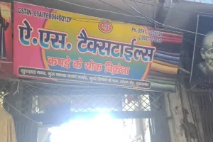 मुरादाबाद : ब्रांडेड कंपनी का लोगो लगाकर कपड़ा बेचने में फंसे दो कारोबारी