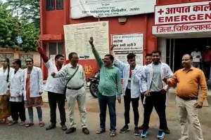 पीलीभीत: दूसरे दिन भी जारी फार्मासिस्टों का कार्य बहिष्कार, किया प्रदर्शन, देखें Video