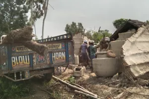 लखीमपुर-खीरी: खून पसीने से बनाया था घरौंदा अब उन्हीं हाथो से तोड़ रहे कटान पीड़ित
