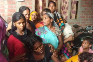 बाराबंकी : खेत में मिला किशोर का शव, हत्या का आरोप, इलाके में भारी आक्रोश और तनाव