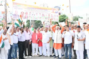 बरेली: डीडीपुरम से निकली विशाल तिरंगा यात्रा, सांसद संतोष गगवार,एमएलसी कुंवर महाराज सिंह, महापौर उमेश गौतम रहे मौजूद