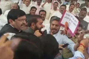 महाराष्ट्र: विधानसभा परिसर में भिड़े शिंदे और उद्धव गुट के विधायक, “50 खोखे-एकदम ओके