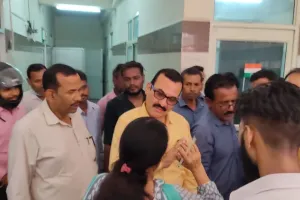 बरेली: जिला महिला अस्पताल में कर्मचारियों ने किया प्रदर्शन, CMS को सौंपा ज्ञापन