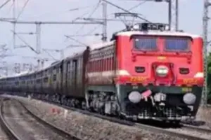 वाराणसी बरेली एक्सप्रेस के लोको पायलट ने ओवर शूट किया सिग्नल, मचा हड़कंप